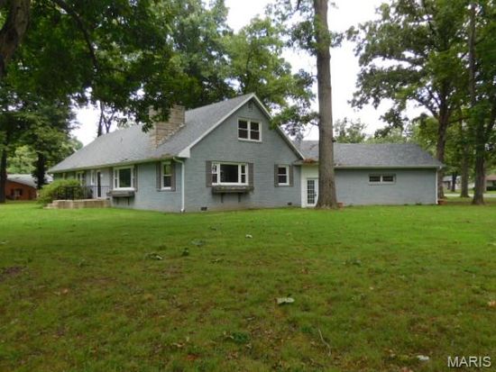 300 N Lakeview Ave, SALEM, IL 62881