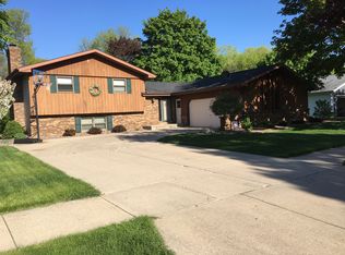 906 Carol Lynn Dr, Little Chute, WI 54140