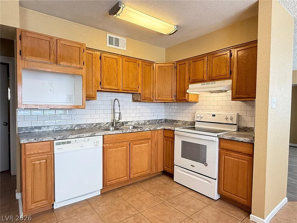 5 bed, 2.0 bath, 1479 sqft, $2,000 — Photo 2