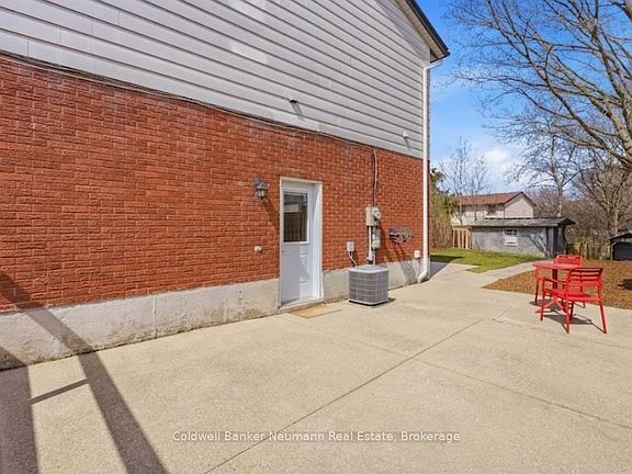 2nd image of 28 Chartwell Cres
