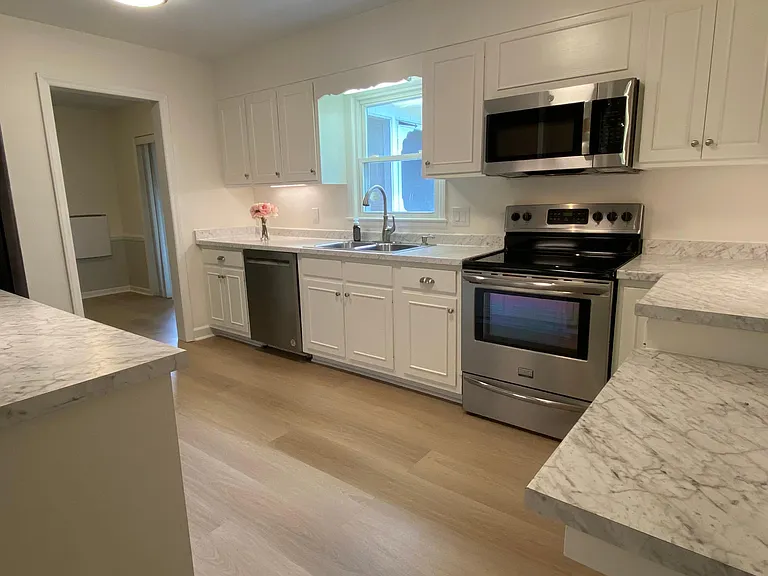 910 Providence Pl — Photo 3