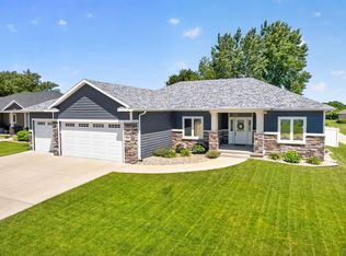 523 Kingston Cir, Sergeant Bluff, IA 51054
