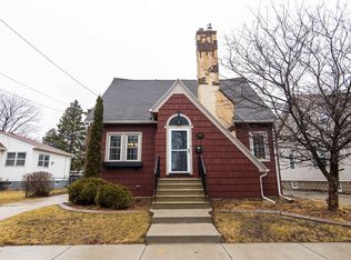 998 School Pl, Green Bay, WI 54303