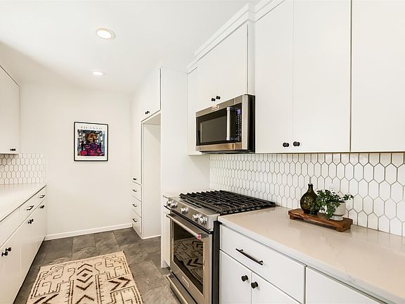 4th image of 2013 Southern Oaks Dr