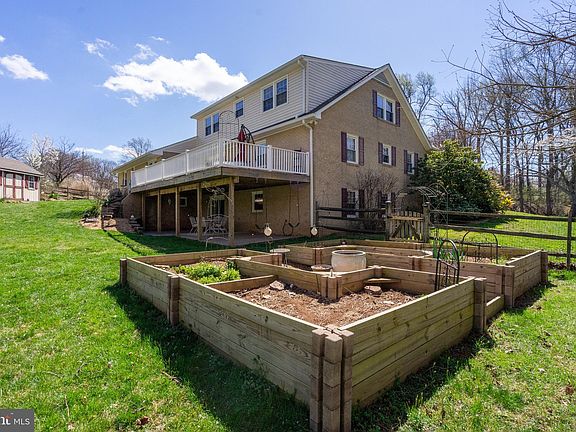 3rd image of 10111 Lakewood Dr
