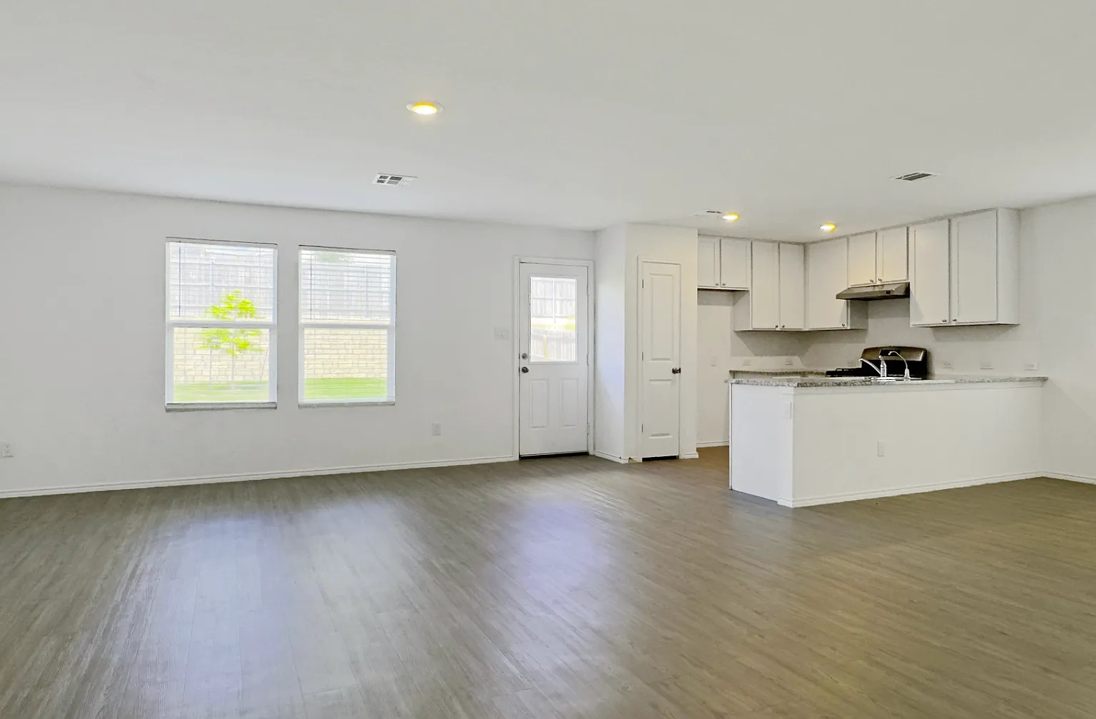 4 bed, 2.5 bath, 1950 sqft, $750 — Photo 2