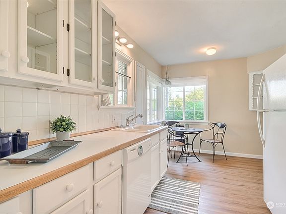 3rd image of 2107 Wells St