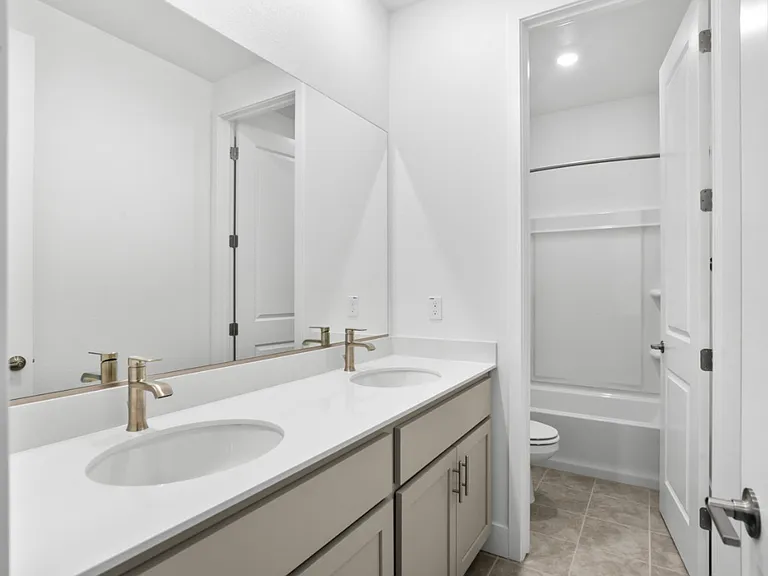 Upstairs common Bathroom