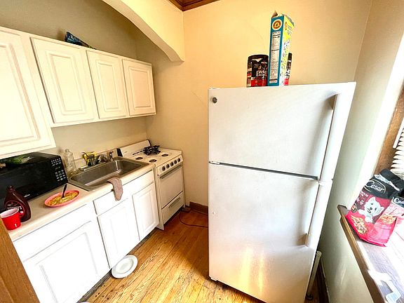 5th image of 4474 N Oakland Ave #303
