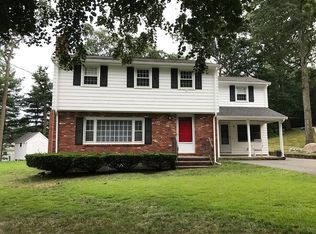 2 Knoll Rd, Lynnfield, MA 01940