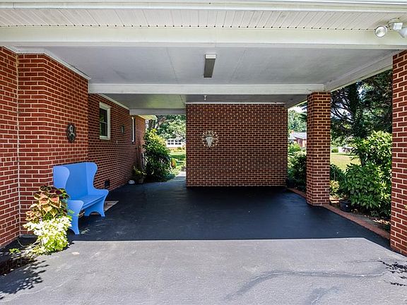 3rd image of 8194 Meadowview Ln