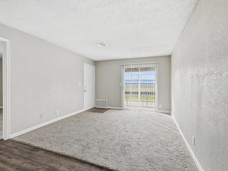 Woodland HIlls Apartments — Photo 22
