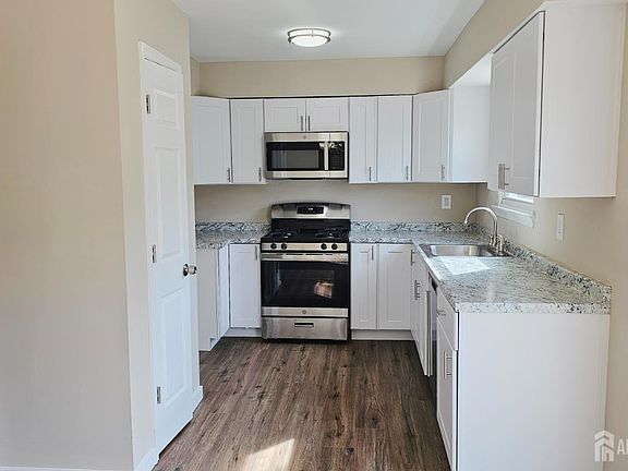 4th image of 9 Pinetree Ln