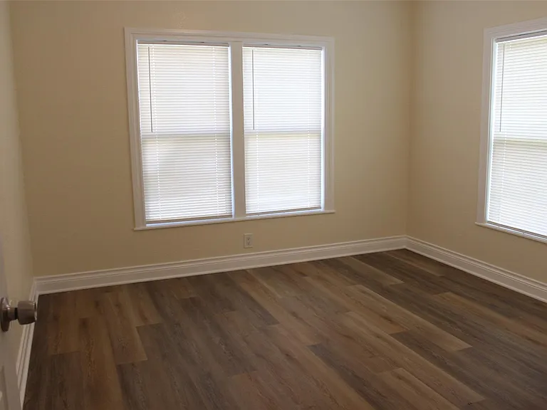 410 Hahlo St — Photo 9