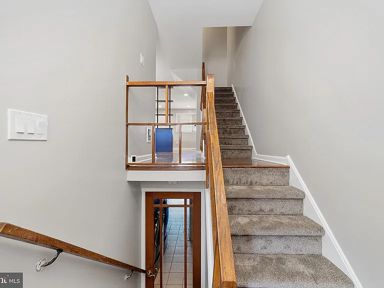 1135 W Thompson St — Photo 19