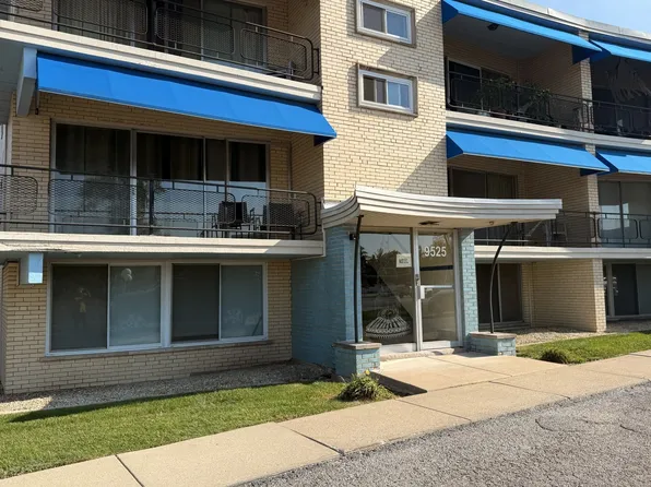 9525 S Kedzie Ave, Evergreen Park, IL 60805