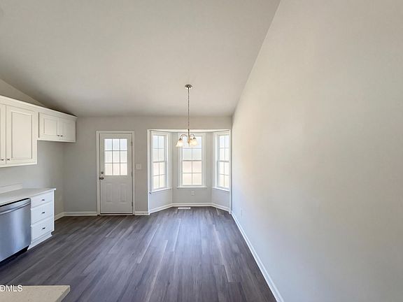 4th image of 157 Sommerset Dr