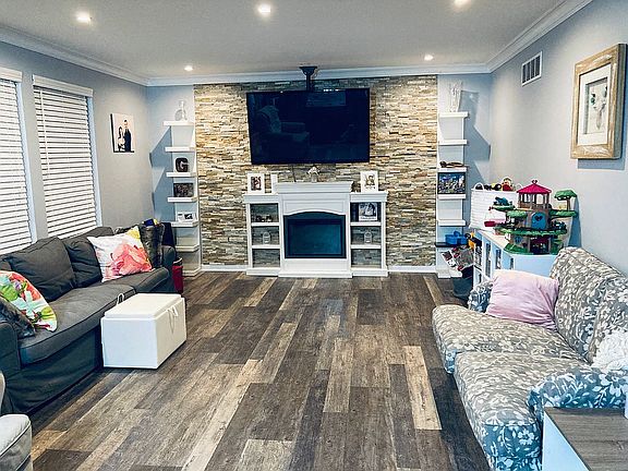 4th image of 42721 Greystone Dr