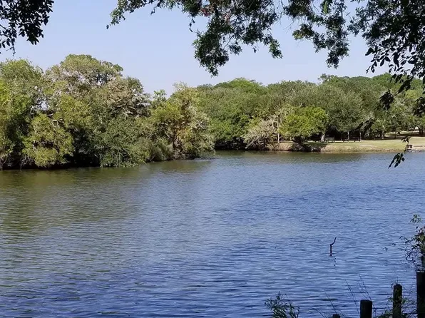 468 Riverside Dr, Palacios, TX 77465