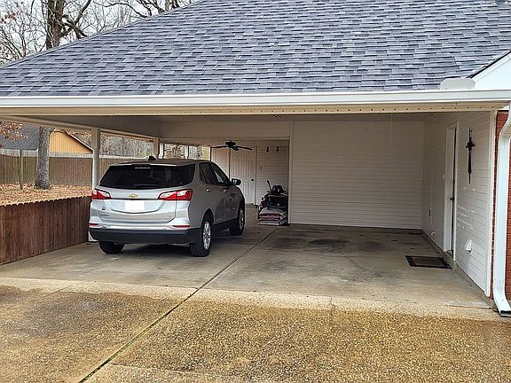 2nd image of 105 Towering Oaks Cir