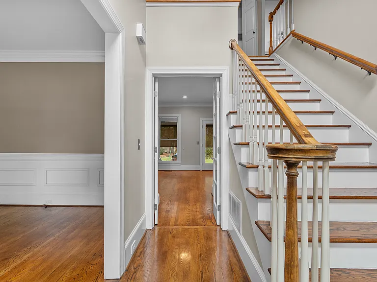 101 Hollingwood Dr — Photo 4