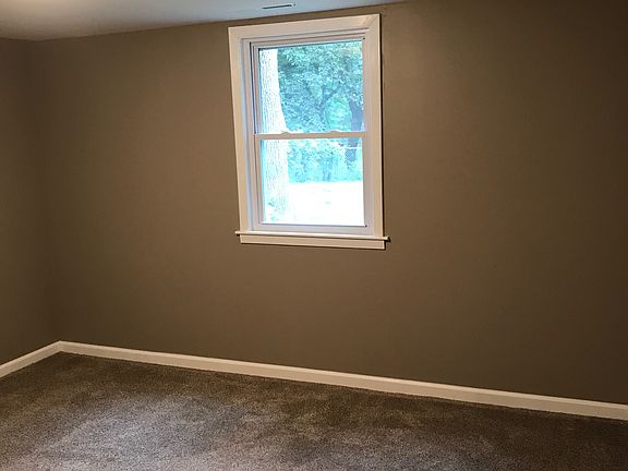 3rd image of 1015 Longwood Dr