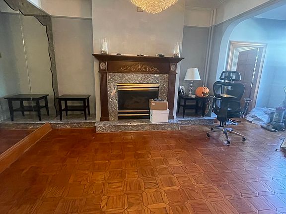 4th image of 215 Bay 10th St #1