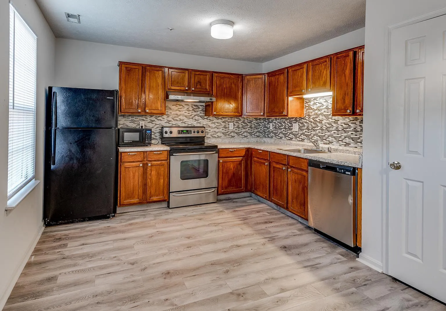 3 bed, 1.5 bath, 1240 sqft, $2,000 — Photo 1