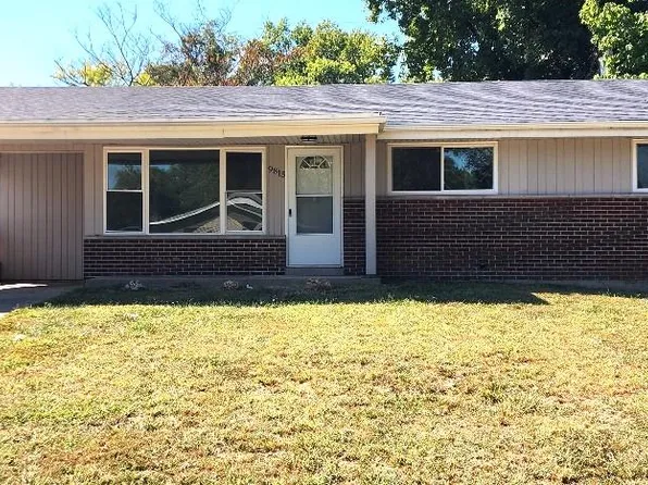 9815 Portage Dr, Saint Louis, MO 63136