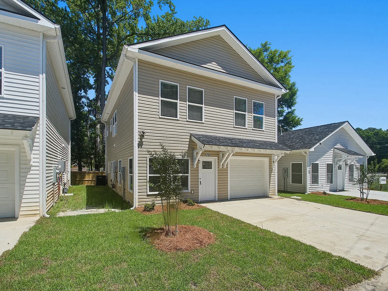 4 bed, 3.5 bath, 2080 sqft, $2,900 — Photo 2