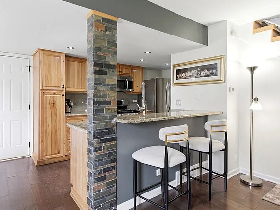 5th image of 2S734 Winchester Cir W Unit 3