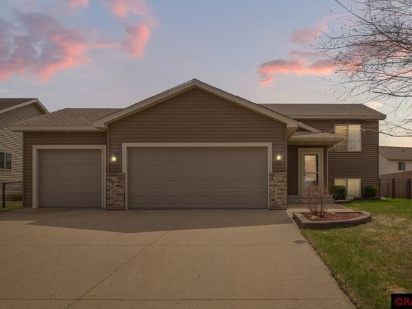 2221 Fairbanks Dr, North Mankato, MN 56003