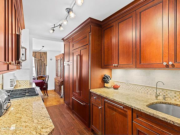 3rd image of 360 E 72nd St APT A1701