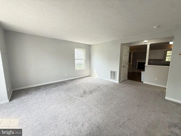 301 Sutton Ct — Photo 2