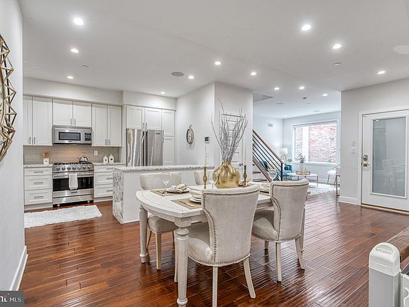 3rd image of 519 Bainbridge St #B1