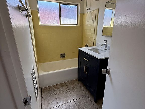 5th image of 1559 Brockton Ave #7