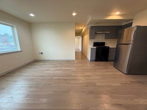 5th image of 712 Niantic Ave #A
