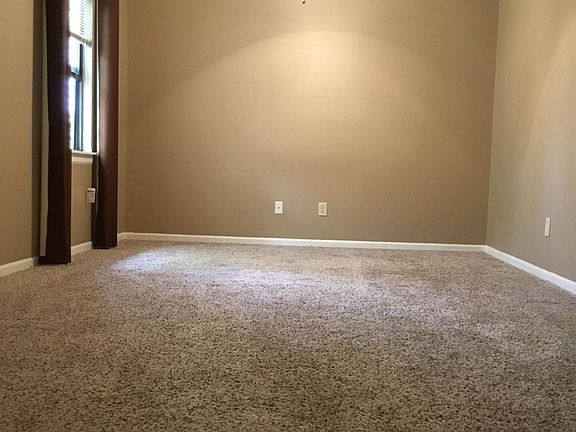 5th image of 401 NE 6th St APT D