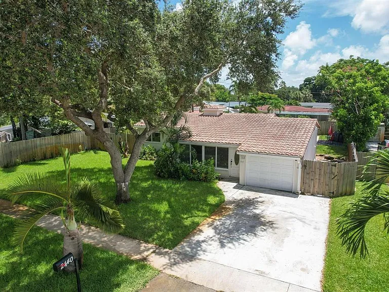 2440 SW 16th St — Photo 3