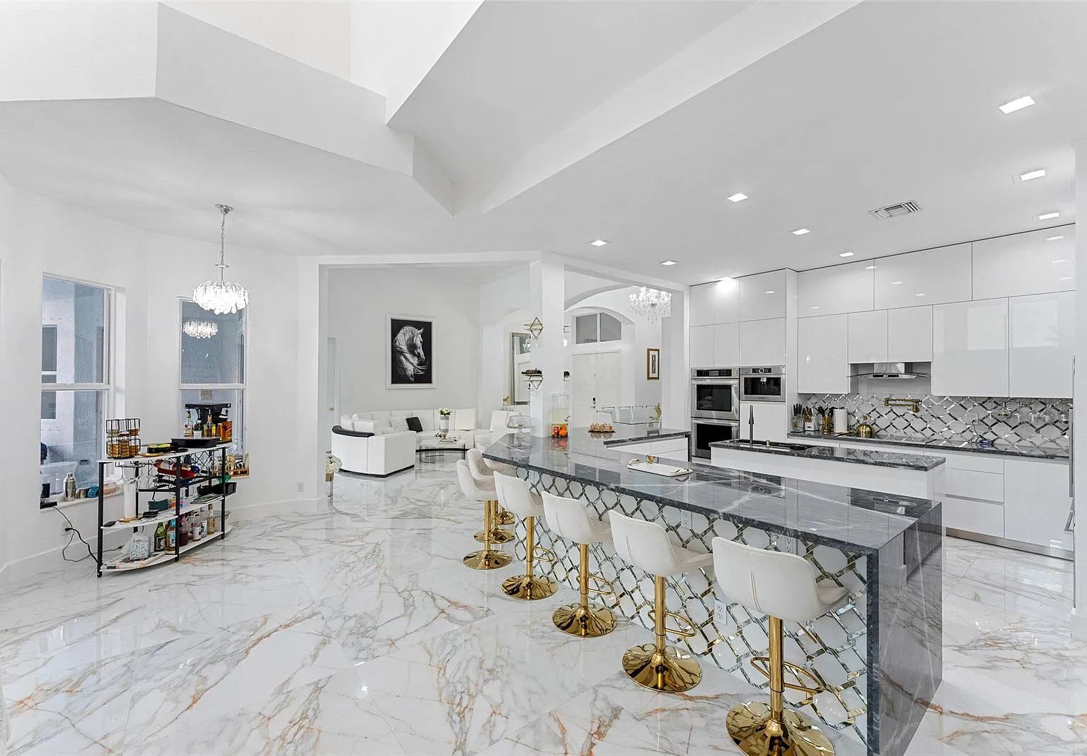 5 bed, 4450 sqft, $15,000 — Photo 3