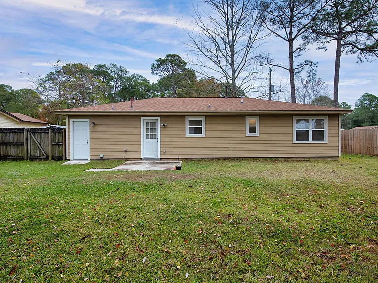 823 Meadow Ln — Photo 23