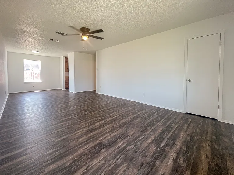 433 W Panther Way — Photo 3
