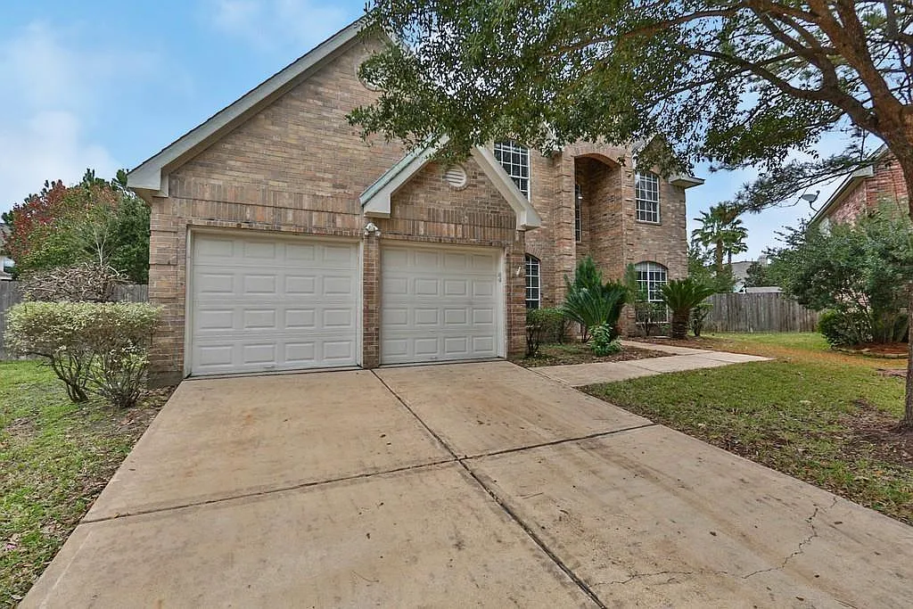 4 bed, 2.5 bath, 3201 sqft, $3,050 — Photo 2