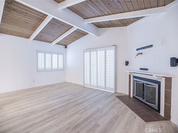 Livingroom with fireplace