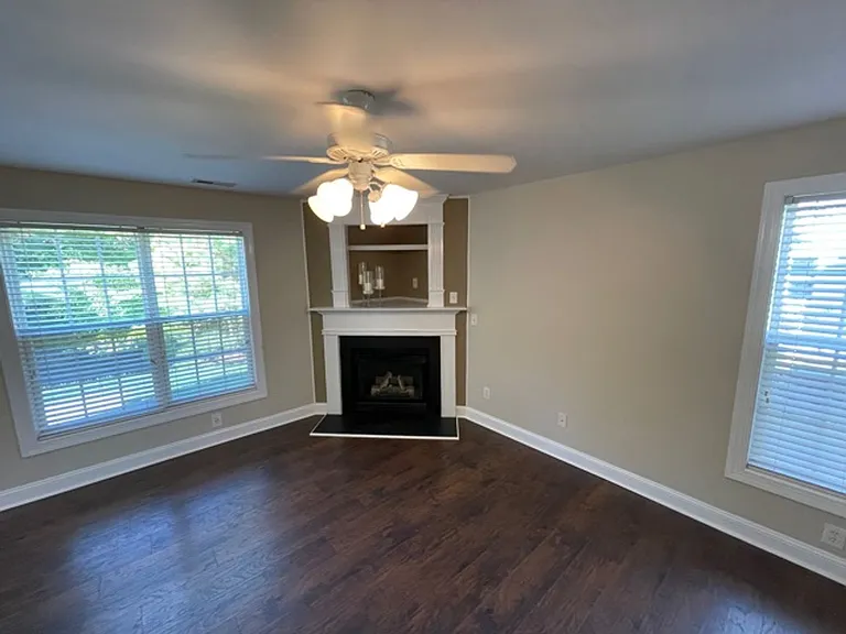 433 Holly Thorn Trce — Photo 17
