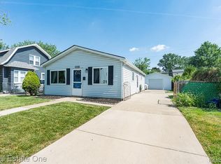 22505 Hanson Ct, Saint Clair Shores, MI 48080