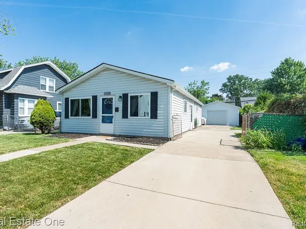 22505 Hanson Ct, Saint Clair Shores, MI 48080