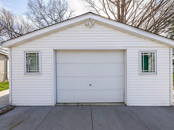 3rd image of 46462 Oaklawn Dr
