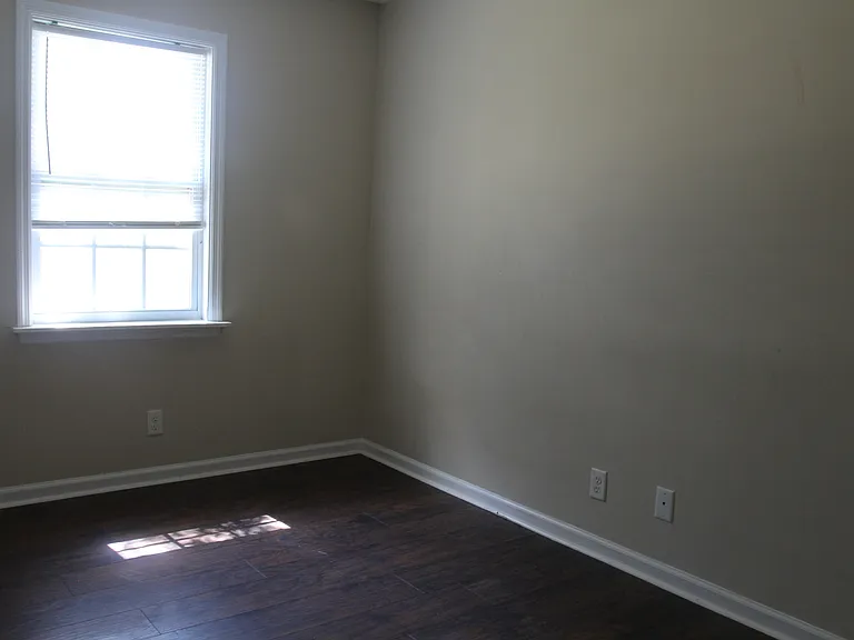 1403 Greenbrier Ct — Photo 6