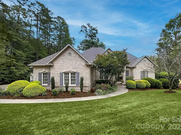 49 Divot Ct, Hickory, NC 28601